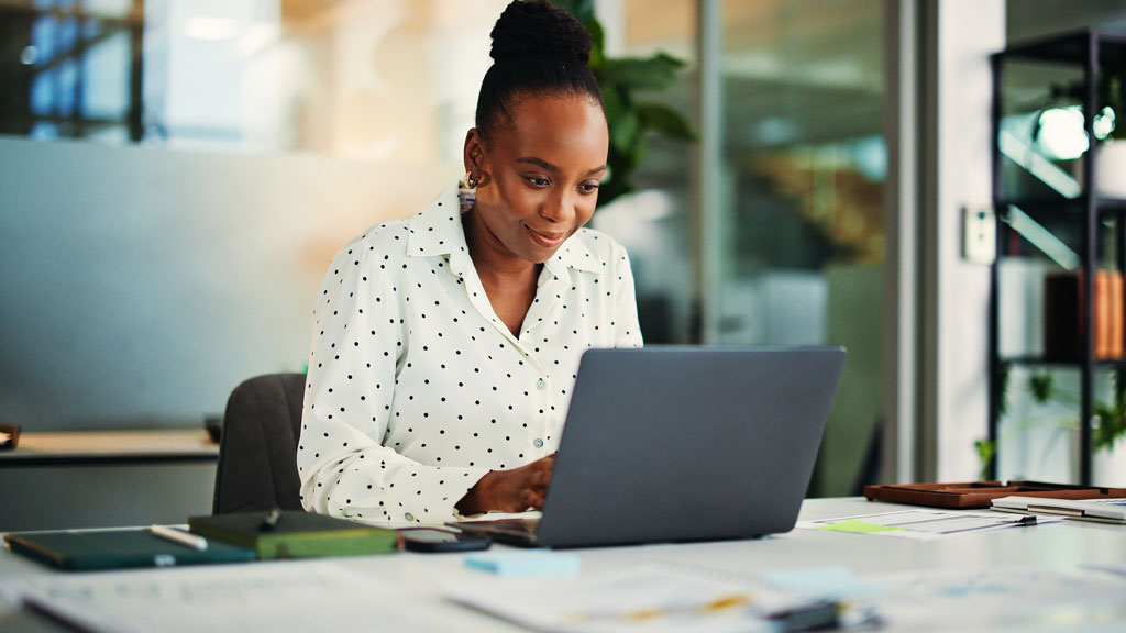 Femme analysant l'évolution de son coefficient bonus-malus sur écran d'ordinateur